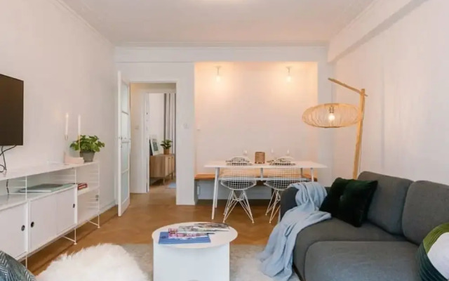 Warm Cozy Lateral Seaview Apartment