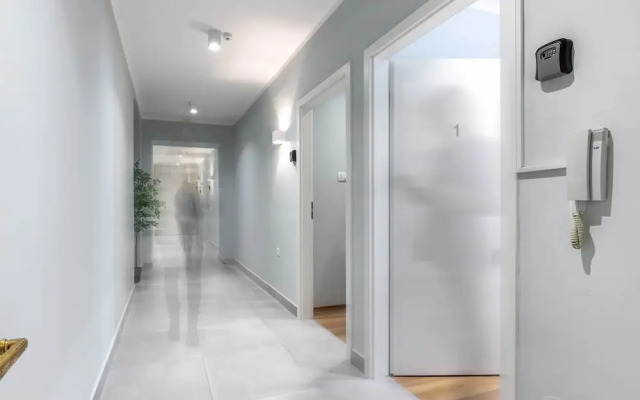 Deluxe Adria Square Studios