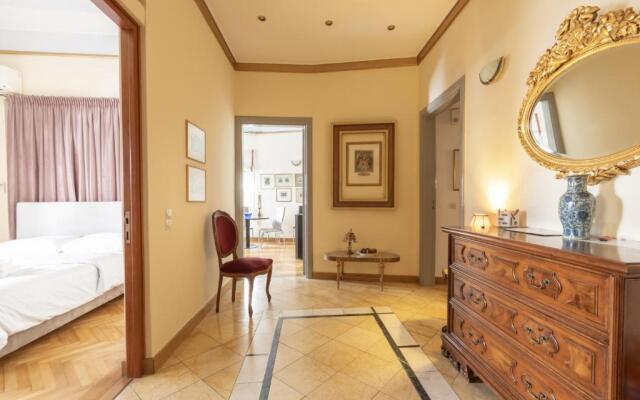 Ideal 4 bdr Apartment in Plaka for 10