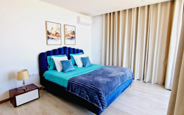 Apartamento encantador com piscina e vista mar