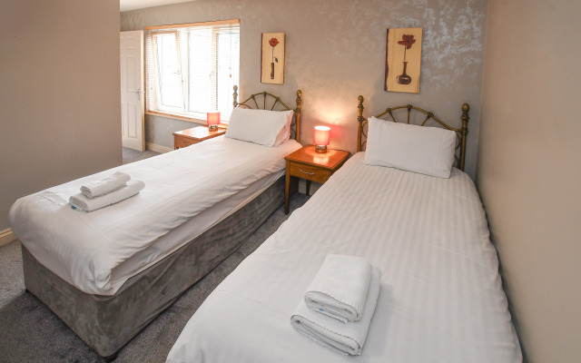 The Queens Hotel & Victoria Cloisters