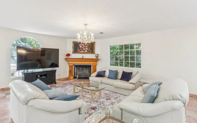 Russell House Near Hollywood & Griffith Park 3 Bedroom Home