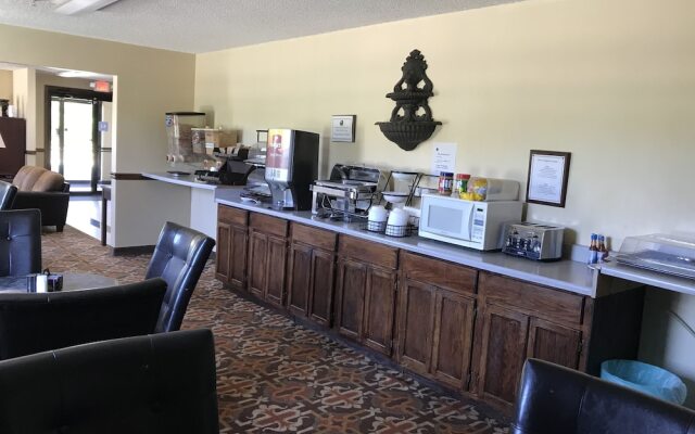 Clairmont Inn & Suites Warren