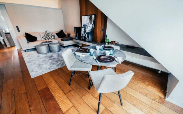 Luxurious 1BR Apt w Prkg & Jacuzzi Btub