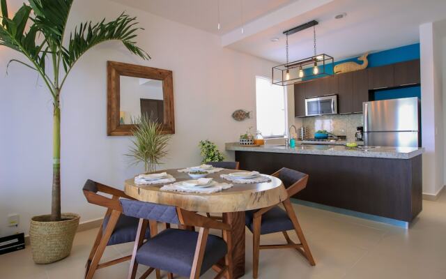 Beautiful Condo with Screened Terrace by the Pool