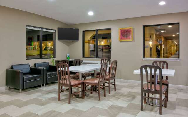 Super 8 by Wyndham Palestine