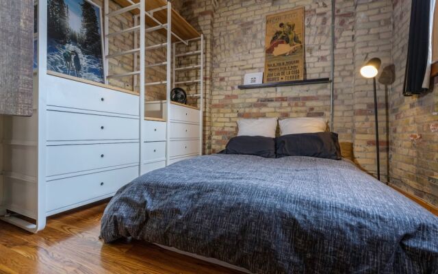 Rustic 1 Bedroom Loft Apartment In Queen Street West