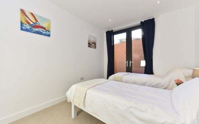 Bright Spacious 2 Bed Flat In Battersea Sleeps 6