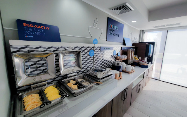 HOLIDAY INN EXPRESS AND SUITES by IHG