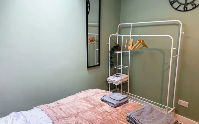 Stylish Home for 6 in Reading