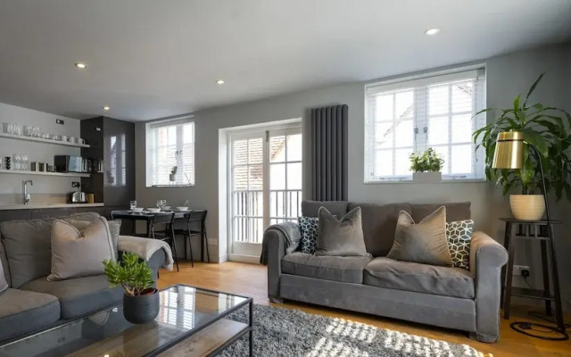 Modern Luxury Apartment In The Heart of Henley