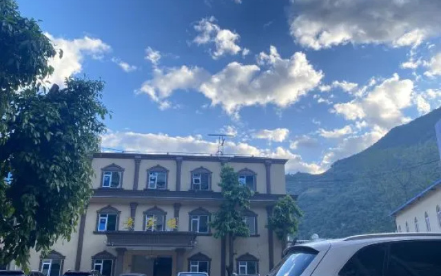 Nujiang Holiday Hotel
