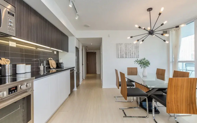 QuickStay - Premium 2-Bedroom with CN Tower & Lake Views