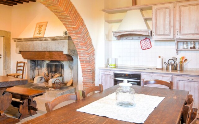 Spacious Holiday Home with Swimming Pool in Anghiari
