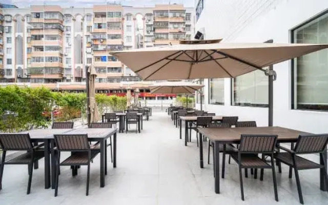 Rezen Longhh Hotel (Zhaoqing Seven Star Cave Sports Center)