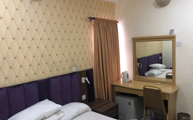 Solitude Hotel Yaba