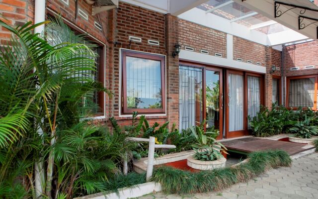 RedDoorz Plus near Dago Pakar