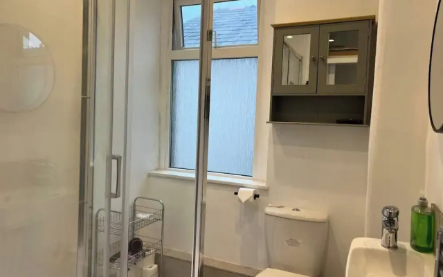 Free Parking/wifi, 3 Beds Sleep 6 Near Uni & Town!