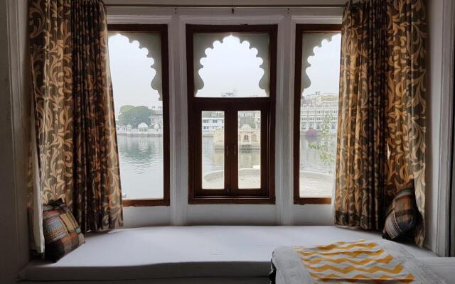 Hotal Devraj Niwas on Lake Pichola Udaipur