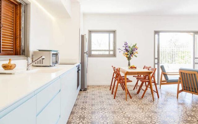 Terrace & View on Dallal square by FeelHome