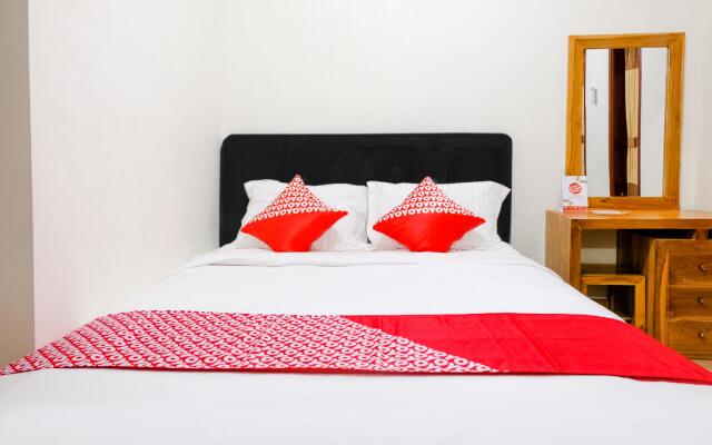 OYO 2986 D and a Guesthouse Syariah And Rent Car
