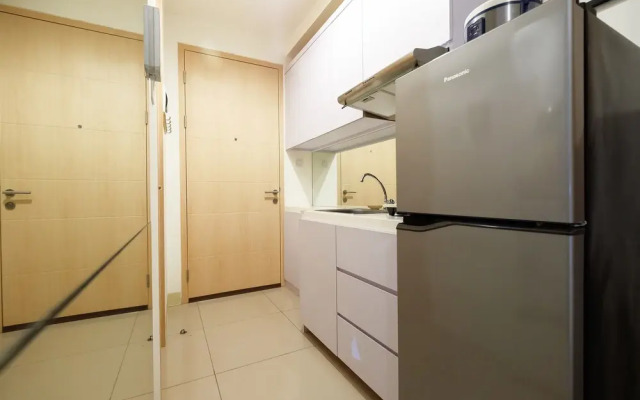 Homey Studio Room Tree Park Apartment near BSD City By Travelio