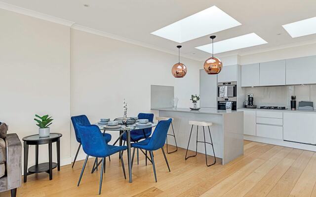 Penthouse Apartment In Brentford