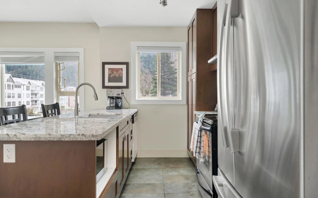 Rooftop Paradise Luxe 2BR  Lake Views