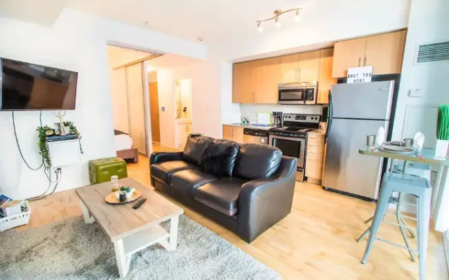MiCasa Suites - Stylish Condo in Maple Leaf Square