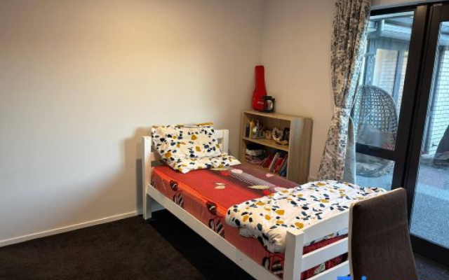 Tranquil Retreat, Cozy Single Room with Private Facilities in Halswell — 2-star hotel in Christchurch