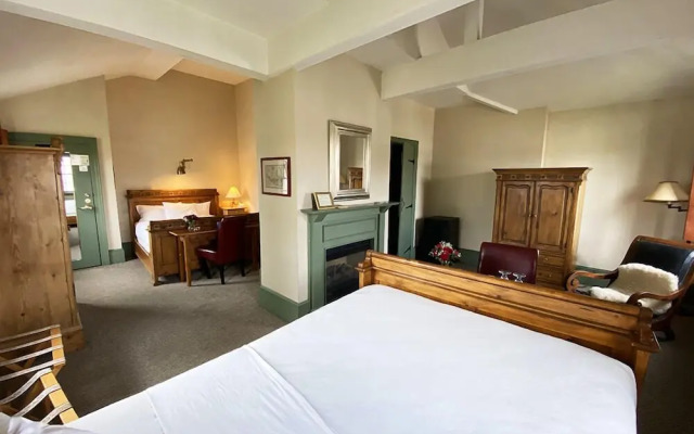The Red Lion Inn Resort 1704