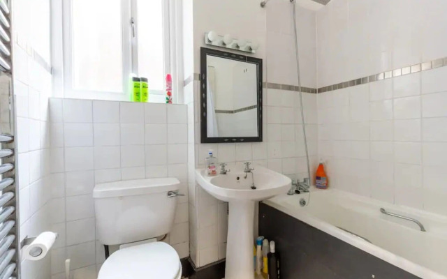 Eclectic 2 Bedroom Victorian era Apartment in Oval