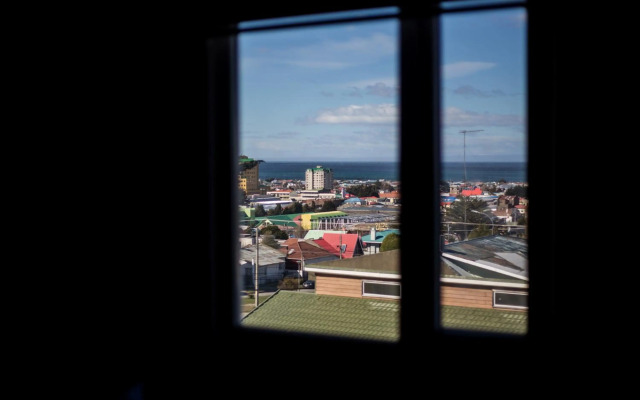 Hotel low cost y restaurant Colón