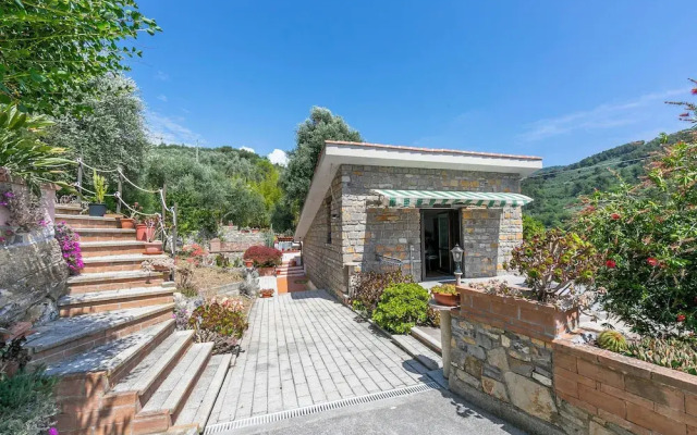Villa Breezy Way - Among Greenery