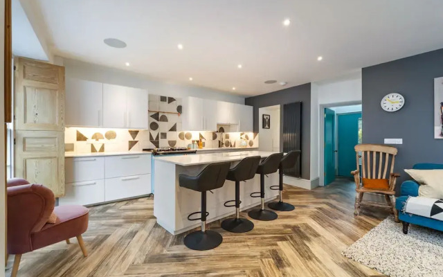 Windermere House - Sea Views Close to Harbour