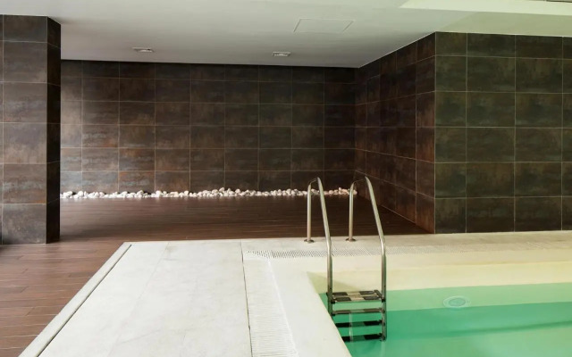 Skyscraper Riverview Lisbon with Indoor Pool