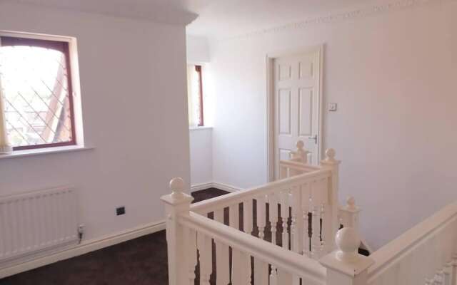 Lovely 4-bed , 3 Bath Villa in Bolton, Manchester