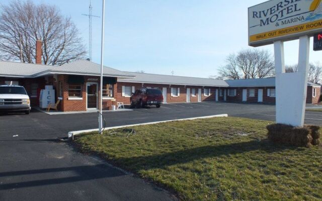 Little Riverside Motel & Marina