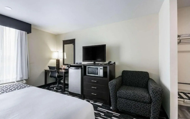 Clarion Inn & Suites Convention Center Near Bricktown