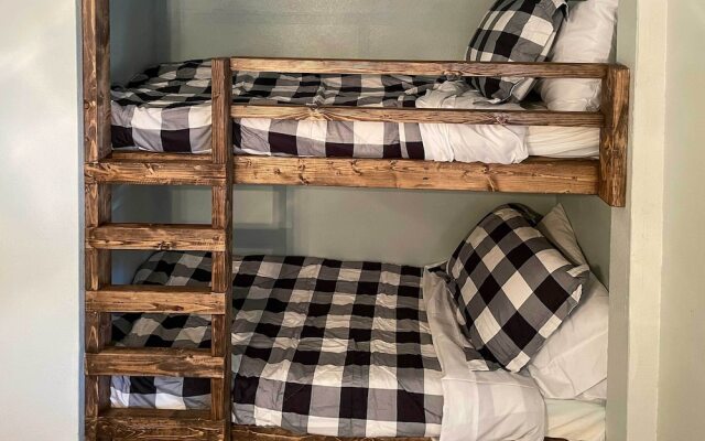 Updated Ruidoso Mountain Escape w/ Deck & Balcony!