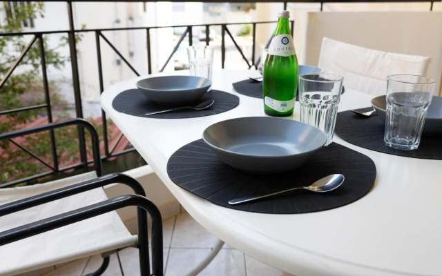 Spacious apartment close to the sea and the city center