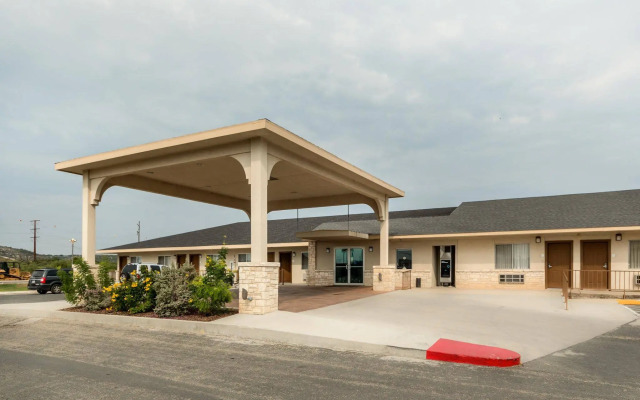 Motel 6 Junction, Texas - Llano River