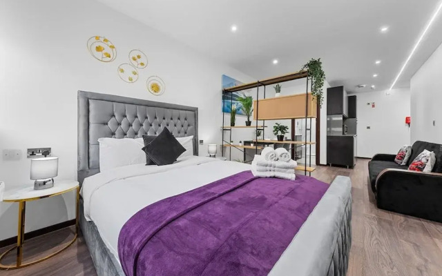 Bright Studio Retreat in Golders Green