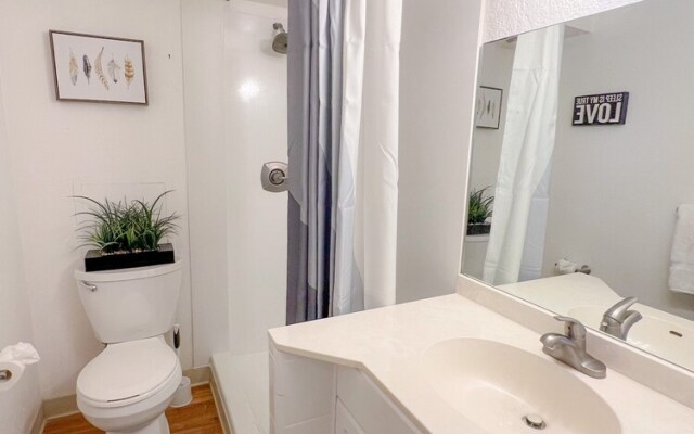Bright Waikiki Studio Condo by RedAwning