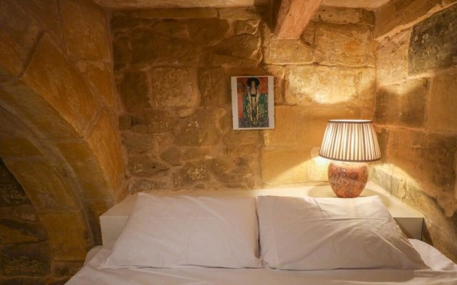 Deluxe Studio in a 900 yr old Luxury Home - 1