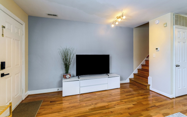 6 Mi to Smithsonian Museums! Convenient Townhome