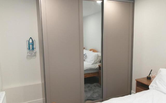 Modern 1 bed Apartment, 10 Mins to Leeds City Cent