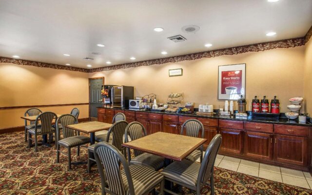 Econo Lodge Inn and Suites