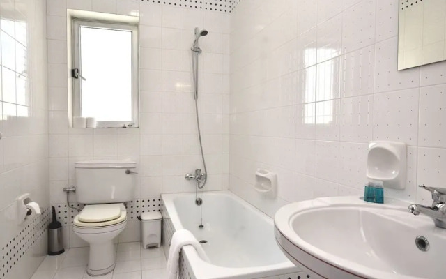 Bright and Central 2 Bedroom With Harbour View