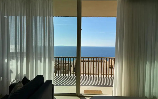 Sunny Coastal Getaway Green Coast